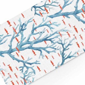 Può includere: Un motivo senza cuciture con rami di corallo blu e pesci rossi su sfondo bianco. Il design è perfetto per tessuti, carta da parati o carta da regalo.