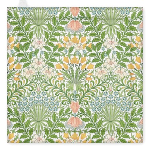 Könnte beinhalten: Ein quadratischer Stoff mit einem sich wiederholenden Blumenmuster. Das Design zeigt weiße Lilien, gelbe Blüten und rosa Akzente, vor einem weißen Hintergrund mit grünen Blättern und blauen Details. Das Muster ist symmetrisch und verziert.