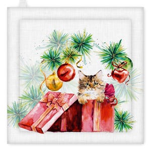 Pode incluir: Ilustração em aquarela de um gatinho tigrado espreitando para fora de uma caixa de presente vermelha. A caixa é decorada com um laço e fitas. Enfeites de Natal e galhos de pinheiro circundam a caixa, criando uma cena festiva.