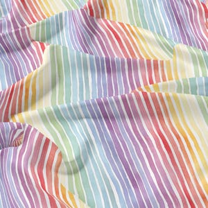 Könnte beinhalten: Nahaufnahme eines Stoffes mit einem Regenbogenstreifenmuster im Aquarellstil. Die vertikalen Streifen variieren in den Farben Rot, Orange, Gelb, Grün, Blau und Lila. Der Stoff ist leicht zerknittert und erzeugt Schatten.