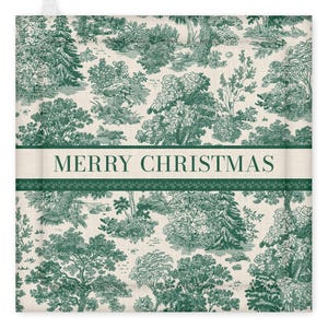 Può includere: Un canovaccio da cucina quadrato, bianco sporco, a tema natalizio, con un motivo toile verde di alberi e fogliame. Le parole "MERRY CHRISTMAS" sono stampate su uno striscione al centro del canovaccio.