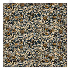 Könnte beinhalten: Ein quadratischer Stoff mit einem sich wiederholenden Blumenmuster. Das Design zeigt stilisierte Blumen und Blätter in Beige- und Goldtönen auf einem dunkelblauen Hintergrund. Die Gesamtästhetik erinnert an Vintage-Botanikausdrucke.