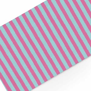 Puede incluir: Una tela con rayas horizontales alternas de color rosa y azul claro.