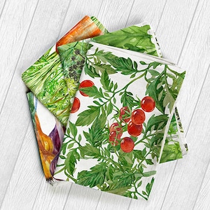 Puede incluir: Un juego de cuatro toallas de cocina con ilustraciones de acuarela de varias verduras y frutas. Las toallas son blancas con acentos verdes, rojos, naranjas y amarillos.