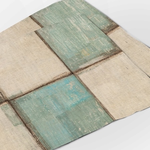 Puede incluir: Primer plano de una tela estampada con un dise&ntilde;o a cuadros. La tela presenta una combinaci&oacute;n de cuadrados beige claro y azul verdoso.