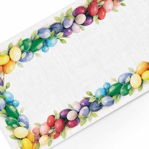 Può includere: Runner da tavolo pasquale bianco con un design ad acquerello. Il runner presenta un bordo di uova di Pasqua colorate nelle tonalità di giallo, arancione, verde, blu, viola, rosa e rosso, con foglie verdi. Le uova sono disposte ad arco.