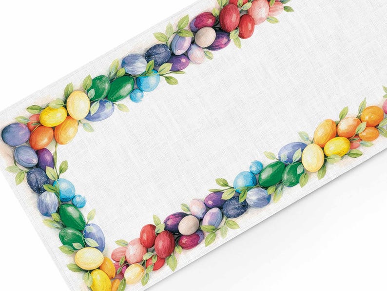 Pu&ograve; includere: Runner da tavolo pasquale bianco con un design ad acquerello. Il runner presenta un bordo di uova di Pasqua colorate nelle tonalit&agrave; di giallo, arancione, verde, blu, viola, rosa e rosso, con foglie verdi. Le uova sono disposte ad arco.