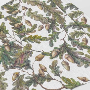Peut inclure: Un tissu blanc avec un motif répété de feuilles de chêne vertes et de glands bruns. Le motif est de style aquarelle et a un aspect vintage.