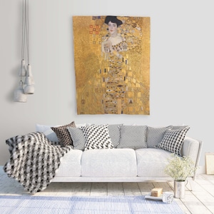 Puede incluir: Una pintura de una mujer con un vestido dorado con un patrón geométrico. El fondo también es dorado con un patrón geométrico.