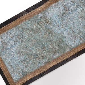 Può includere: Un tappeto rettangolare blu e marrone con un bordo nero e dorato.