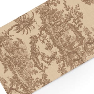Peut inclure: Un chemin de table rectangulaire en tissu présentant un fond beige avec un motif toile de jouy marron répétitif. Le design illustre des scènes détaillées de personnages, de palmiers et de structures architecturales parmi des feuillages.