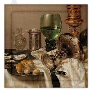 Può includere: Dipinto di natura morta con un bicchiere di liquido verde, un piatto d'argento ornato e una pagnotta parzialmente mangiata. Altri oggetti includono un contenitore d'argento, ostriche e un calice d'oro decorativo. La scena è ambientata su una tovaglia bianca.