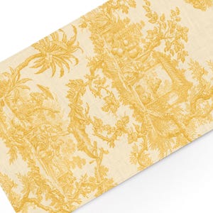 Pode incluir: Um caminho de mesa retangular de tecido com um padrão toile de jouy amarelo sobre um fundo creme. A estampa retrata cenas pastorais complexas com árvores, folhagens e figuras integradas num design de paisagem contínuo no tecido.