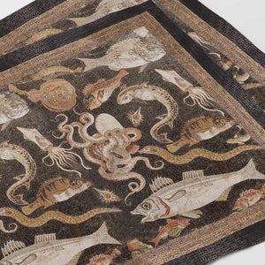 Op de afbeelding: Een gedetailleerd mozaïek dat een verscheidenheid aan zeedieren toont, waaronder een octopus, vissen en een inktvis. Het mozaïek is geplaatst tegen een donkere achtergrond en toont een verscheidenheid aan kleuren, waaronder wit, bruin en zwart.