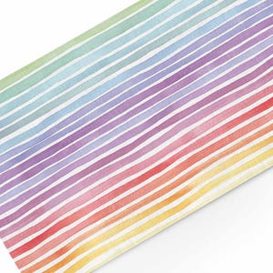 Può includere: Un motivo a righe di acquerello colorato con sfumature di verde, blu, viola, rosa, arancione e giallo. Le righe sono dipinte in diagonale.