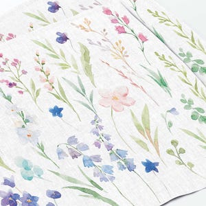 Puede incluir: Patrón floral de acuarela con flores rosas, azules y verdes sobre un fondo blanco. El patrón es perfecto para telas, papel tapiz o papel de regalo.