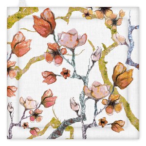 Puede incluir: Salvamanteles cuadrado blanco con un diseño floral de acuarela. El diseño presenta flores y capullos de magnolia naranja y rosa, con ramas verdes y marrones, sobre un fondo blanco.