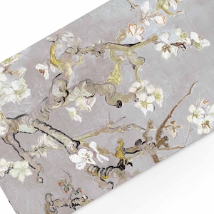 Può includere: Un primo piano di un dipinto che rappresenta un ramo di mandorlo in fiore con fiori bianchi su uno sfondo grigio chiaro. I rami sono dipinti in uno stile spesso e testurizzato, e i fiori sono delicati e realistici.