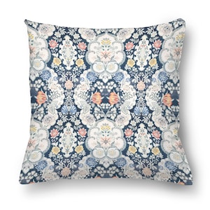 Könnte beinhalten: Ein blaues und weißes Kissen mit einem Blumenmuster. Das Muster zeigt eine Vielzahl von Blumen, darunter Rosen, Tulpen und Gänseblümchen. Das Kissen ist aus einem weichen, bequemen Stoff gefertigt und perfekt, um jedem Raum einen Hauch von Eleganz zu verleihen.