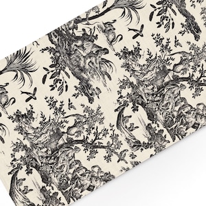 Puede incluir: Una pieza rectangular de tela color hueso con un patrón repetitivo de toile de jouy en negro. El diseño muestra escenas intrincadas de figuras, árboles, aves y follaje en un estilo ilustrativo monocromático y detallado en la superficie.