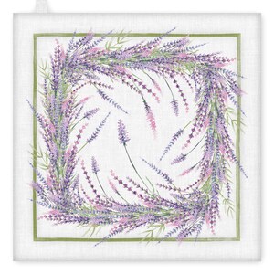 Puede incluir: Paño de cocina cuadrado blanco con un diseño de corona de lavanda. La corona está compuesta por flores de lavanda moradas y rosas y hojas verdes, enmarcada por un borde verde. La toalla tiene un lazo para colgar.
