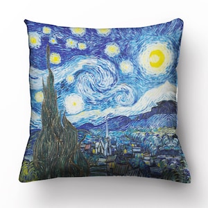 Puede incluir: Una almohada decorativa con una reproducción de la famosa pintura de Vincent van Gogh "La noche estrellada". La almohada muestra un cielo nocturno en espiral con una luna amarilla brillante y estrellas, un pequeño pueblo con un campanario de iglesia y un gran ciprés en primer plano.