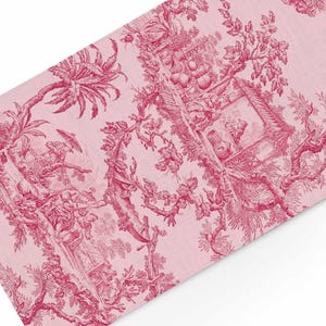 Könnte beinhalten: Ein rosa Stoff mit einem detaillierten Toile-de-Jouy-Design. Das Muster zeigt komplizierte Illustrationen von Bäumen, Figuren und architektonischen Elementen in einem dunkleren Rosaton. Der Stoff hat ein weiches, strukturiertes Aussehen.