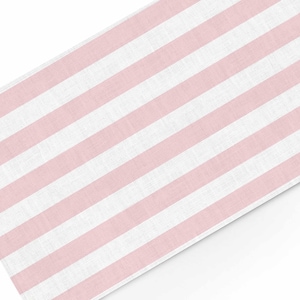 Peut inclure: Un tissu à rayures roses et blanches, probablement en lin ou en coton, est présenté en biais sur un fond blanc. Les rayures sont larges et régulières, créant un motif simple et épuré. Le tissu semble neuf et non utilisé.