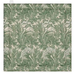 Puede incluir: Patrón floral cuadrado verde y crema. El diseño presenta flores y hojas estilizadas en tonos verdes sobre un fondo crema. El patrón se repite en toda la superficie, creando un aspecto cohesivo y decorativo.