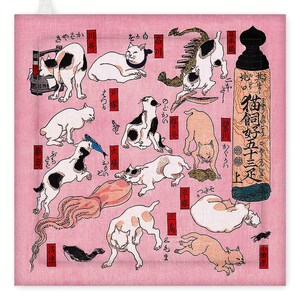 Pode incluir: Tecido quadrado rosa com uma impressão japonesa em madeira que retrata gatos em várias poses. A impressão inclui texto japonês e ilustrações de gatos, um polvo e outros elementos. A paleta de cores é principalmente rosa, preto e branco.