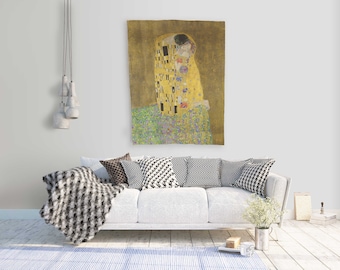 Puede incluir: Una pintura de dos figuras en un abrazo apasionado, con un fondo dorado y un patrón floral en la parte inferior. Las figuras son estilizadas y abstractas, con sus cuerpos entrelazados y sus rostros ocultos.
