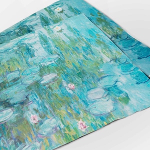 Può includere: Un primo piano di un dipinto blu e verde di ninfee. Il dipinto è su tela ed è incorniciato. Il dipinto è una riproduzione di un famoso dipinto di Claude Monet.