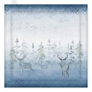 Puede incluir: Un paño de cocina decorativo cuadrado, azul y blanco, con una escena de bosque en acuarela. Dos ciervos se encuentran frente a una hilera de árboles. Los bordes superior e inferior tienen un patrón geométrico.