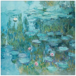 Op de afbeelding: Een schilderij van een vijver met waterlelies en waterleliebladeren. Het water is lichtblauw en de waterleliebladeren zijn donkergroen. Er zijn roze bloemen op sommige waterleliebladeren.
