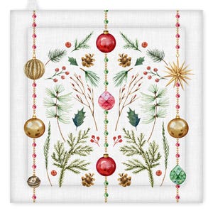 Può includere: Presina quadrata bianca con un design natalizio festivo. Il design presenta ornamenti rossi, dorati e verdi, aghi di pino, bacche e pigne. Fili di perline dorate e rosa pendono dall'alto.