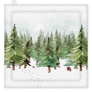 Op de afbeelding: Waterverfillustratie van een besneeuwde bosscène met groenblijvende bomen. Een kleine vogel en een rode geschenkdoos staan op de voorgrond. De afbeelding heeft een zacht, gedempt kleurenpalet, dat een winter- of vakantiethema oproept.