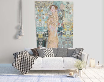 Puede incluir: Una pintura de una mujer con un vestido largo y fluido con un patrón floral. El fondo es un diseño abstracto colorido con formas geométricas y flores.