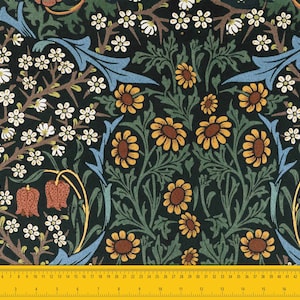 Op de afbeelding: Een donkergroene stof met een herhalend bloemenpatroon. Het patroon bevat witte bloemen, gele bloemen en rode bloemen. De stof heeft een vintage uitstraling.