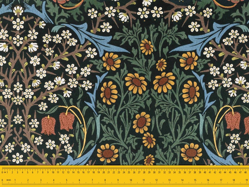 Op de afbeelding: Een donkergroene stof met een herhalend bloemenpatroon. Het patroon bevat witte bloemen, gele bloemen en rode bloemen. De stof heeft een vintage uitstraling.