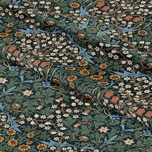 Op de afbeelding: Een donkergroene stof met een herhalend bloemenpatroon. Het patroon bevat kleine witte bloemen, gele en oranje bloemen, blauwe bloemen en rode bloemen. De stof heeft een textuur.