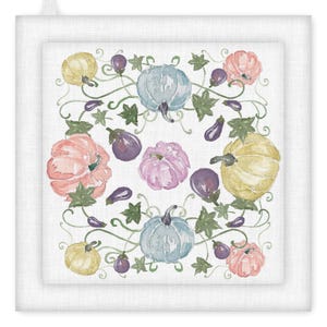 Könnte beinhalten: Ein quadratisches, weißes Küchentuch mit einem Aquarelldesign aus Kürbissen, Auberginen und Ranken. Die Kürbisse sind in Gelb-, Rosa- und Blautönen gehalten. Die Auberginen sind lila und die Ranken sind grün. Das Tuch hat einen weißen Rand.