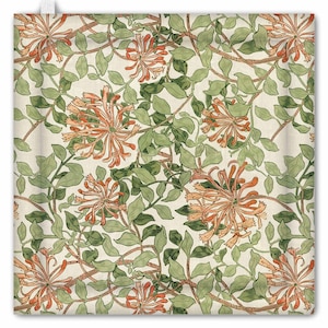 Könnte beinhalten: Ein sich wiederholendes Blumenmuster mit orangefarbenen und cremefarbenen Blüten, grünen Blättern und braunen Ranken auf cremefarbenem Hintergrund. Das Design erzeugt ein botanisches Thema.