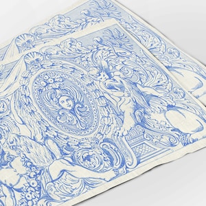 Puede incluir: Tela estampada en azul y blanco con un diseño de querubines y detalles ornamentados. La tela tiene un aspecto y una sensación vintage.