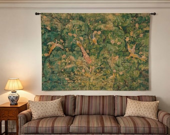 Könnte beinhalten: Ein rechteckiger Wandteppich mit einer dichten Waldszene in Grün-, Gold- und Brauntönen. Das Design zeigt mehrere Vögel, darunter Pfaue, inmitten von üppigem Blattwerk und Blumen, aufgehängt an einer dunklen Metallstange an der Wand.