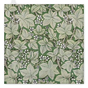 Puede incluir: Un tejido cuadrado verde con un patrón repetido de plantas de fresa estilizadas. El diseño presenta hojas grandes de color verde claro con vetas detalladas, pequeñas flores blancas y racimos de bayas negras. La estética general recuerda a las ilustraciones botánicas vintage.