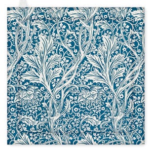 Puede incluir: Patrón floral blanco y azul verdoso en tela cuadrada. El diseño presenta grandes hojas y flores estilizadas con detalles intrincados, sobre un fondo azul verdoso. El patrón es simétrico y se repite.