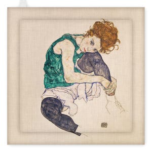 Può includere: Una stampa di una figura seduta con un top verde e pantaloni neri, con capelli rossi, su sfondo beige. L'opera d'arte è un disegno o un dipinto, con linee e ombreggiatura visibili. La figura abbraccia le ginocchia.