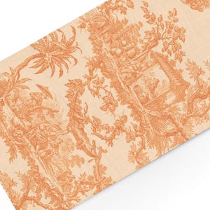 Op de afbeelding: Een rechthoekige stoffen tafelloper met een herhalend oranje toile de jouy-patroon op een lichtcrème achtergrond. Het ontwerp toont ingewikkelde pastorale scènes met figuren, bomen en gebladerte, gedrukt in een monochrome oranje inkt.