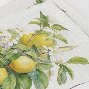 Puede incluir: Una ilustración de acuarela de una rama de limonero con limones amarillos y flores blancas. Los limones están dispuestos en un racimo en la rama, con algunos de los limones parcialmente ocultos por las hojas. Las hojas son verdes y tienen una apariencia texturizada. Las flores son blancas y tienen una apariencia delicada.