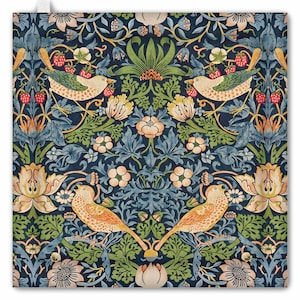 Può includere: Un tessuto quadrato con un motivo simmetrico di uccelli, fiori e foglie. Gli uccelli sono arancioni e marroni, con ali verdi, appollaiati tra bacche rosse e fiori color crema. Lo sfondo è blu navy scuro con accenti verdi e azzurri.